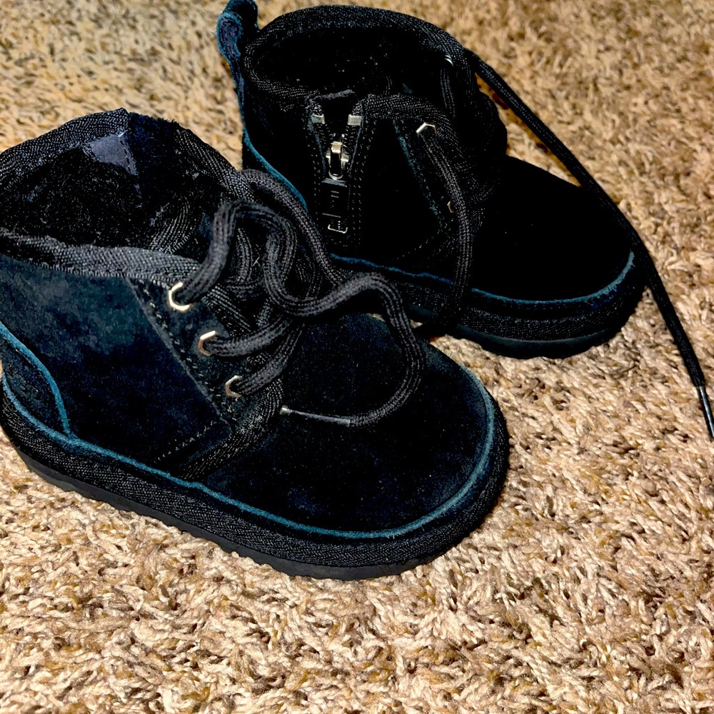 Boys toddler size 7 Uggs